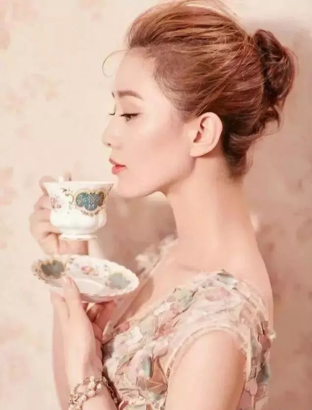 才能算完美~还要搭配上紧致的玉颈除了要拥有一张水润无暇的脸蛋外