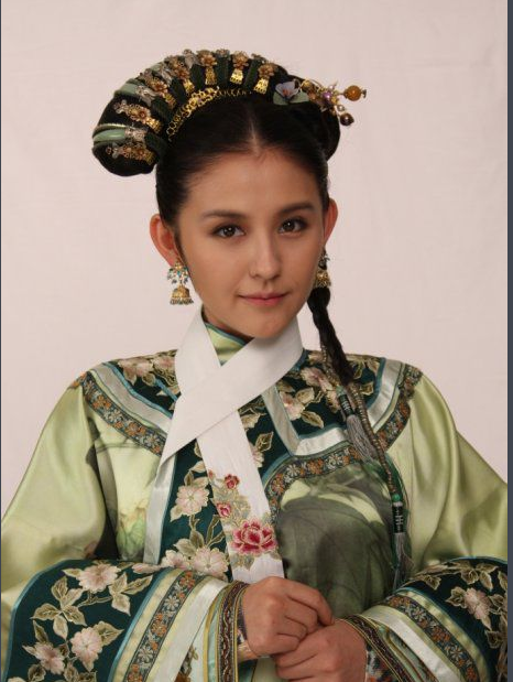 2004年,热依扎进入北京电影学院表演系,07年在《摊开你的地图》中扮演