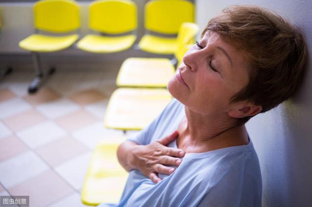 59岁女士,每次快走就会胸痛,医生说是心绞痛,她担心支架搭桥