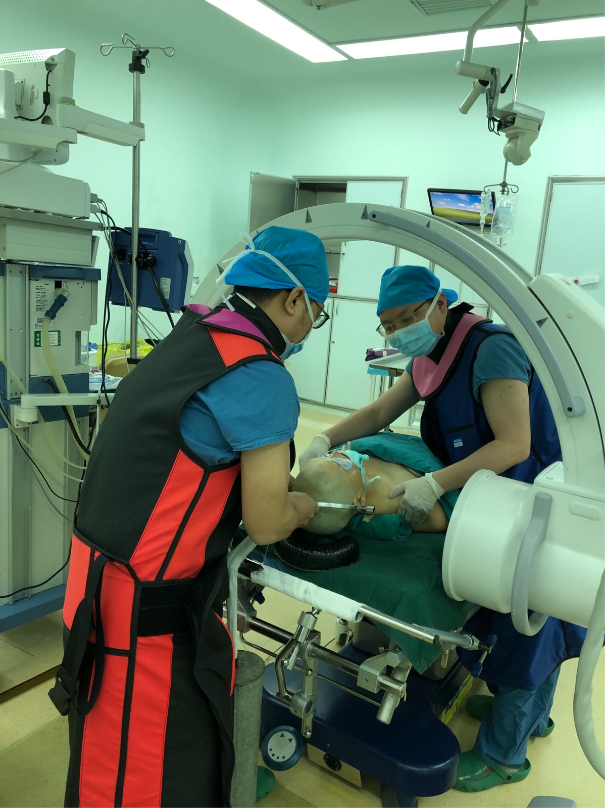 足够的牵引下复位注意:gardner-wells置钉位于耳上1cm,避免损伤颞浅