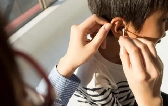 孩子一觉醒来，突然说耳朵听不清了？医院一查结果笑了：耳屎太多