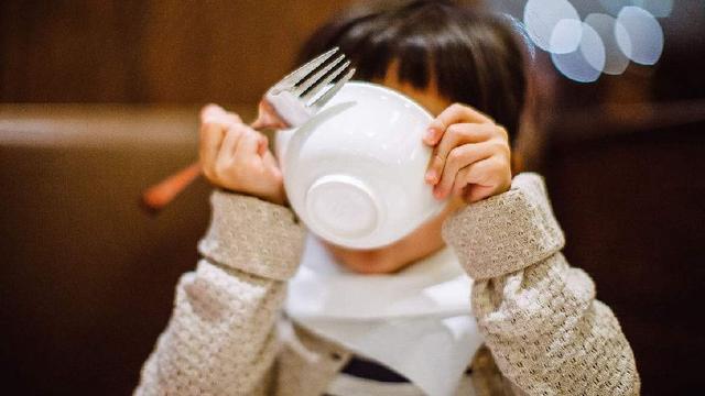 孩子塑料餐碗有毒？5点教你给宝宝选择正确的安全餐具