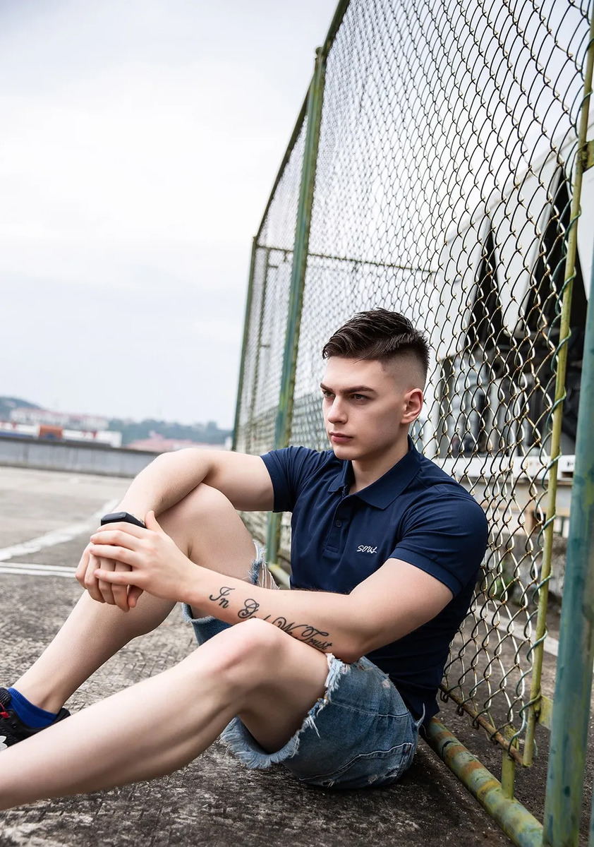 乌克兰模特帅哥秃了一点,本国植不起,就在中国植发1050单位-刘长春-爱