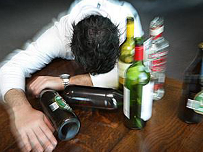 二,酗酒咸菜,腌制品一般都比较咸,这些食物中含有高浓度的硝酸盐,被