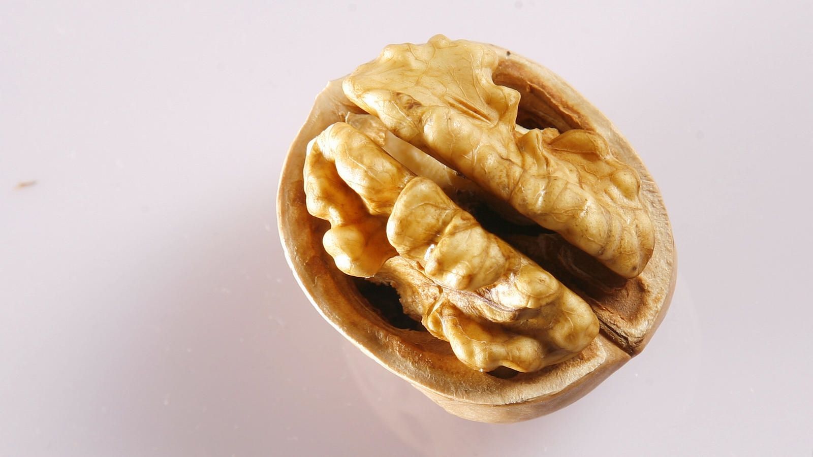 第二,缓解压力,减少抑郁的发生,核桃中富含核桃油和ω-3脂肪酸,这两种