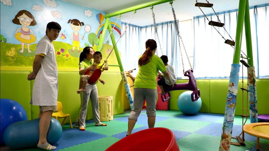 前庭觉不良,身体活动会立刻受到影响,笨手笨脚,不听指挥,视听神经系统