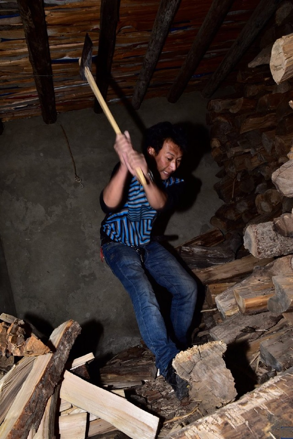 四川省新龙县一男子为了给妻子买一盒面膜,给一个亲戚做了一天的苦工