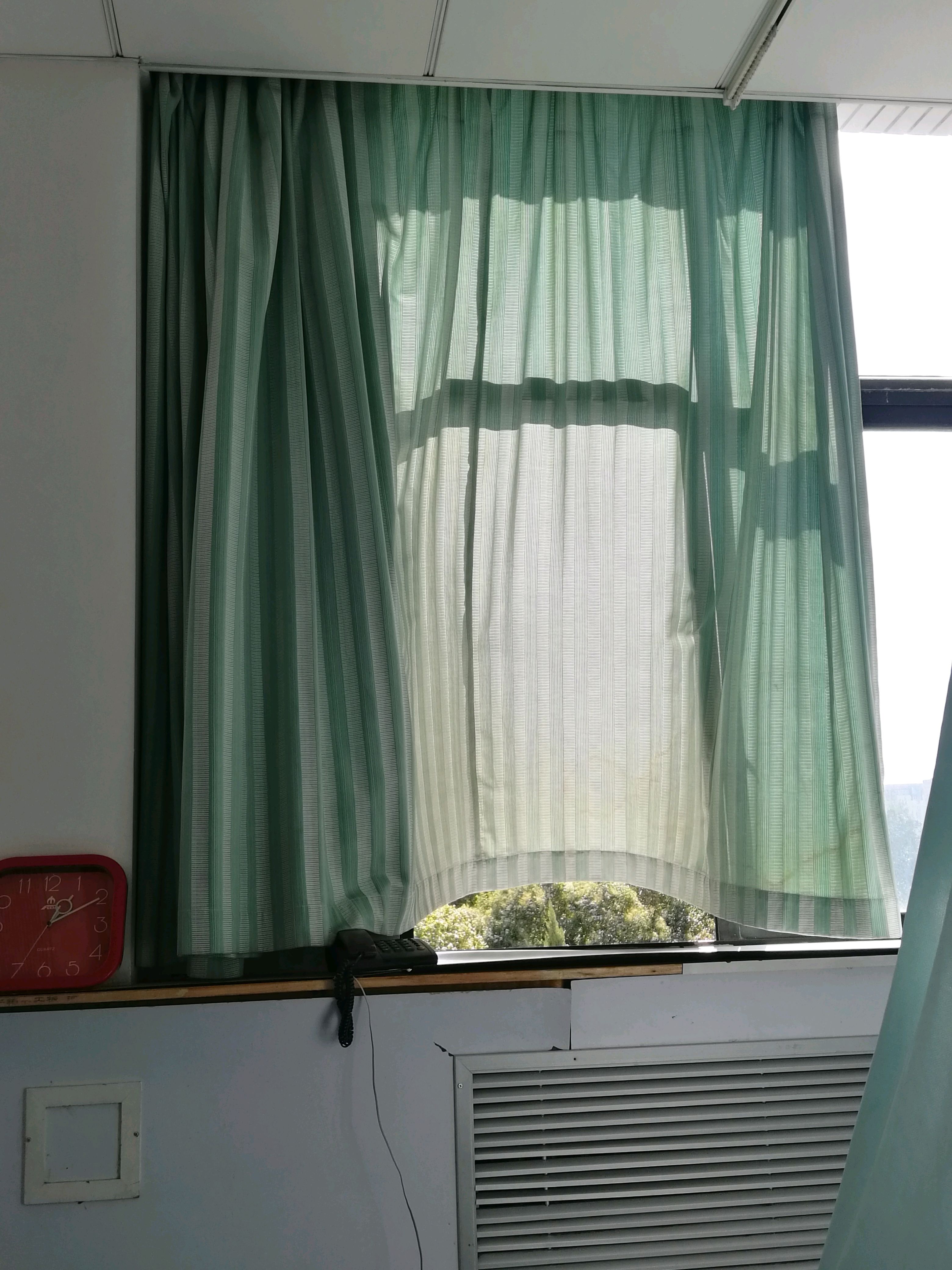 好大的风～窗帘把暖水瓶卷楼下去了幸好窗外有个平台不走人