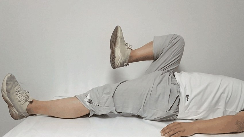 ①等尺运动:伸直双腿平躺,膝关节慢慢用力(向大腿部提拉),膝盖下方垫