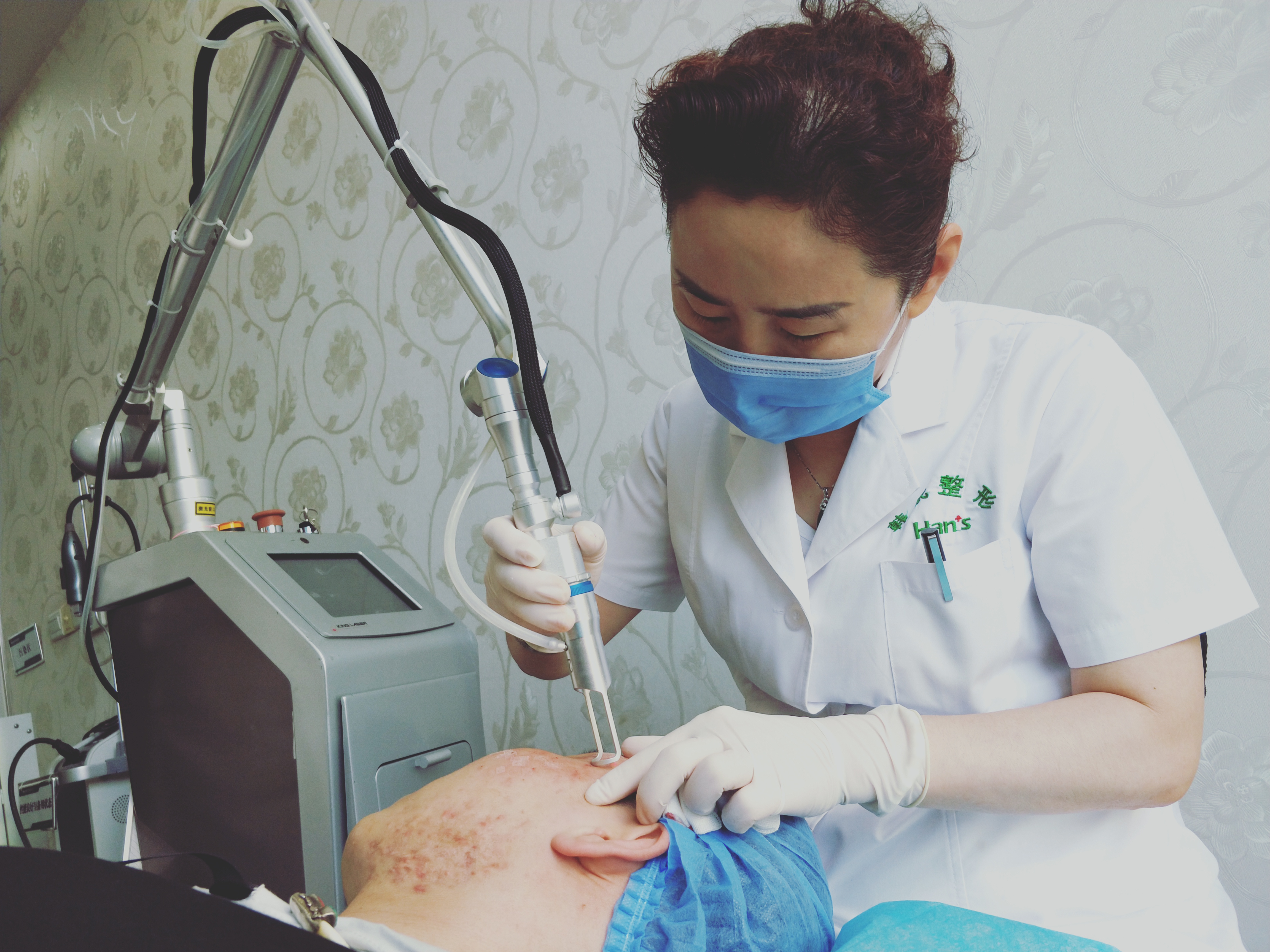 这样技术娴熟,经验丰富的医生,用联合治疗法,包括:微针,黄金微针射频