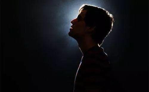 重庆男子跳楼砸死高三考生:到底是不是抑郁症惹的祸? 重庆男子跳楼砸死高三考生:到底是不是抑郁症惹的祸?