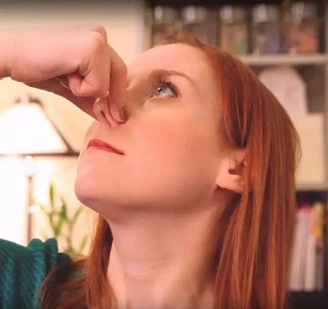 因为受基因遗传影响,很多人天生鼻子就是塌塌的.