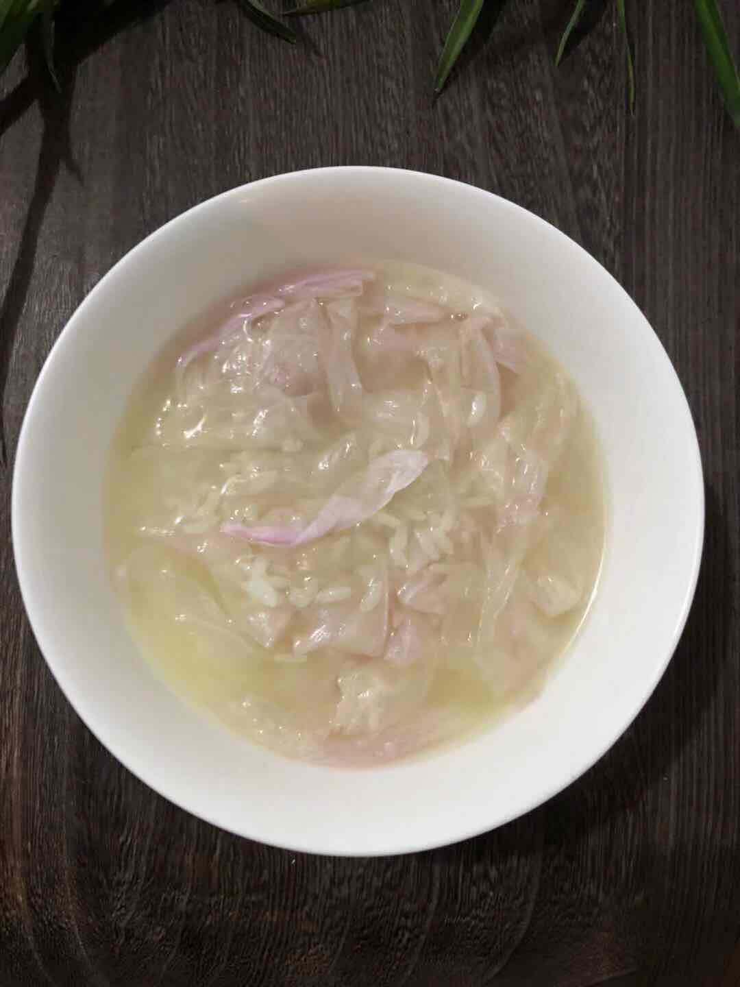 【制法】先以米煮粥,待粥一二沸后,加入牡丹花再煮,粥熟后入白糖调匀