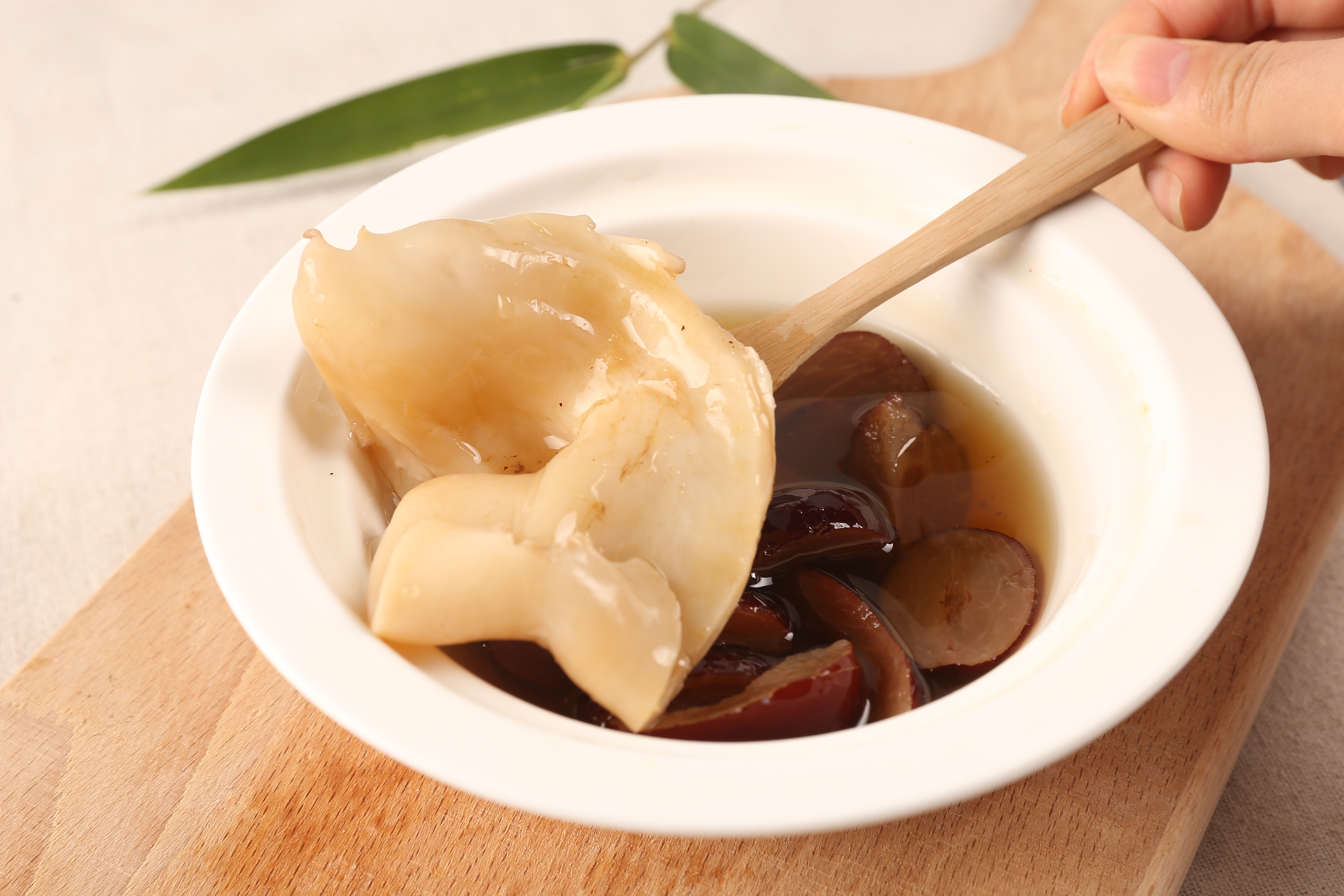 ①【石斛花胶炖水鸭】《神农本草经》说铁皮石斛:久服厚肠胃.