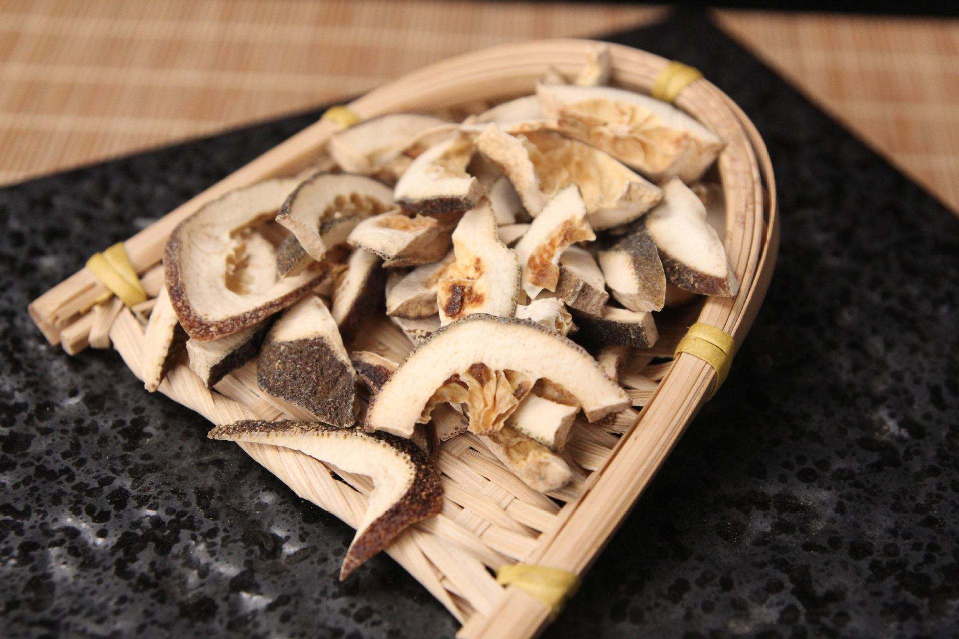 用法也比较简单,直接用陈皮和枳壳各少许,用开水冲泡上一刻钟,然后