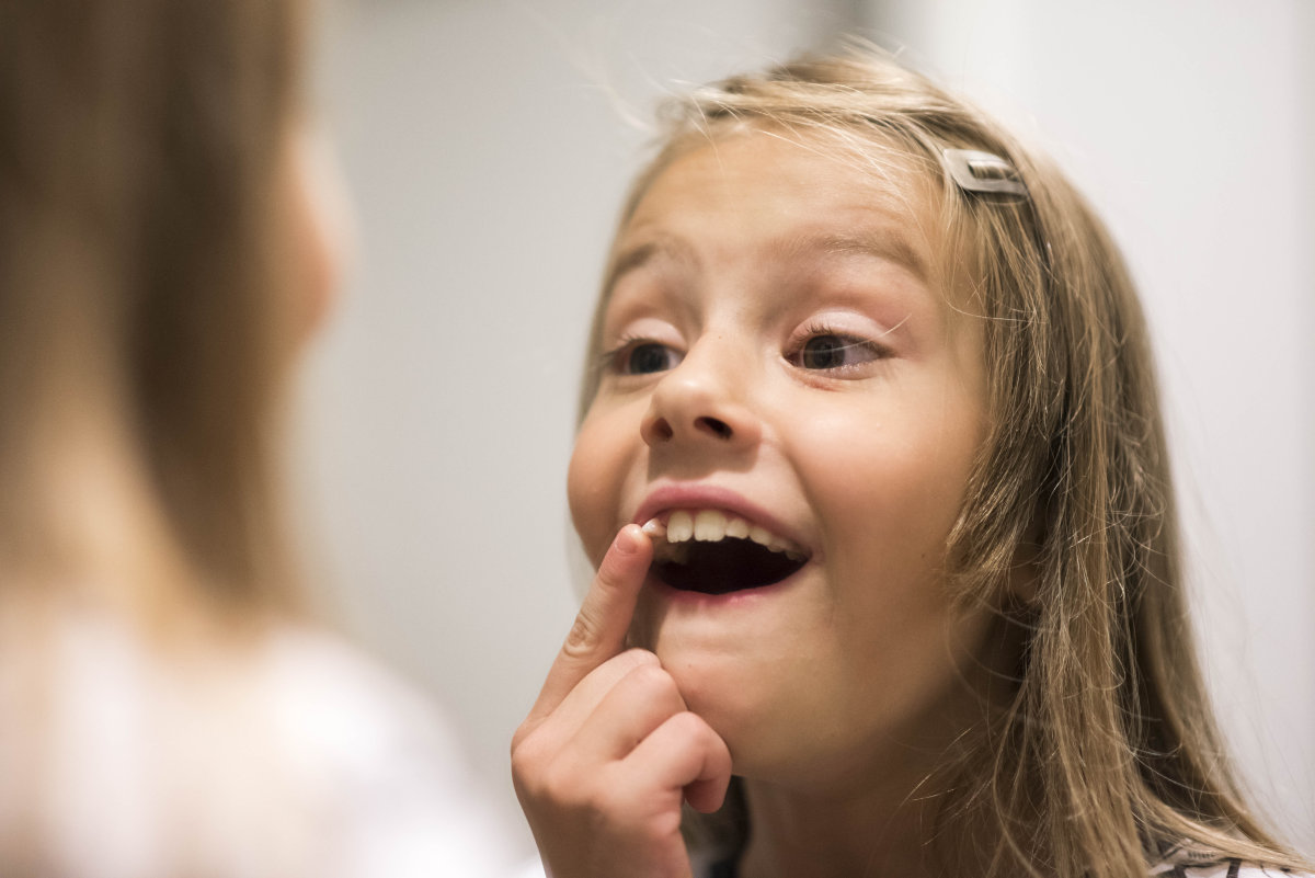 舌头去舔……b:每次吃东西都提心吊胆生怕牙齿突然掉落被吞进了肚子里