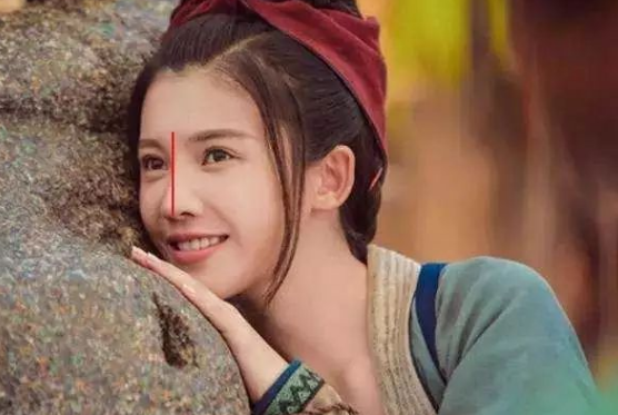 除了小s歪鼻,还有杨子珊也有这样的问题.