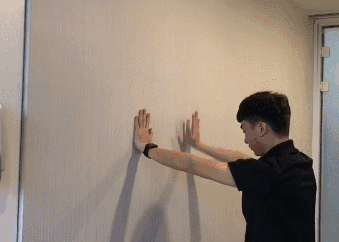 侧面爬墙:这样可以练习肩关节外展.【最后,如何预防肩周炎?