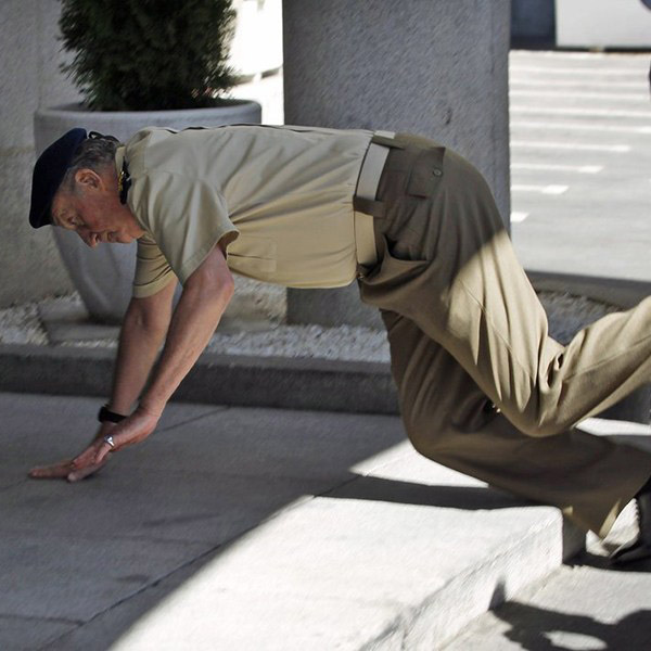 很多人摔倒的那一刹那,会无意识的用手撑着地,运气好的,啥事儿都没,爬