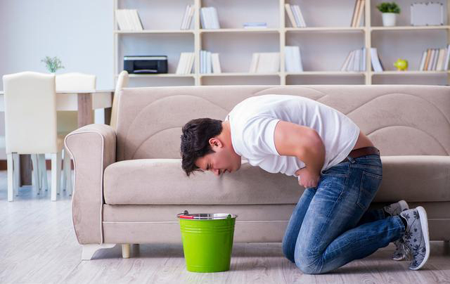 73岁老人恶心,呕吐,以为胃病,吃了胃药不管事,医生找到了元