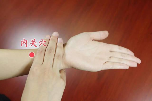 如果遇到难治,拖延时间较久不能停止的打嗝,记得一定到医院咨询医生.