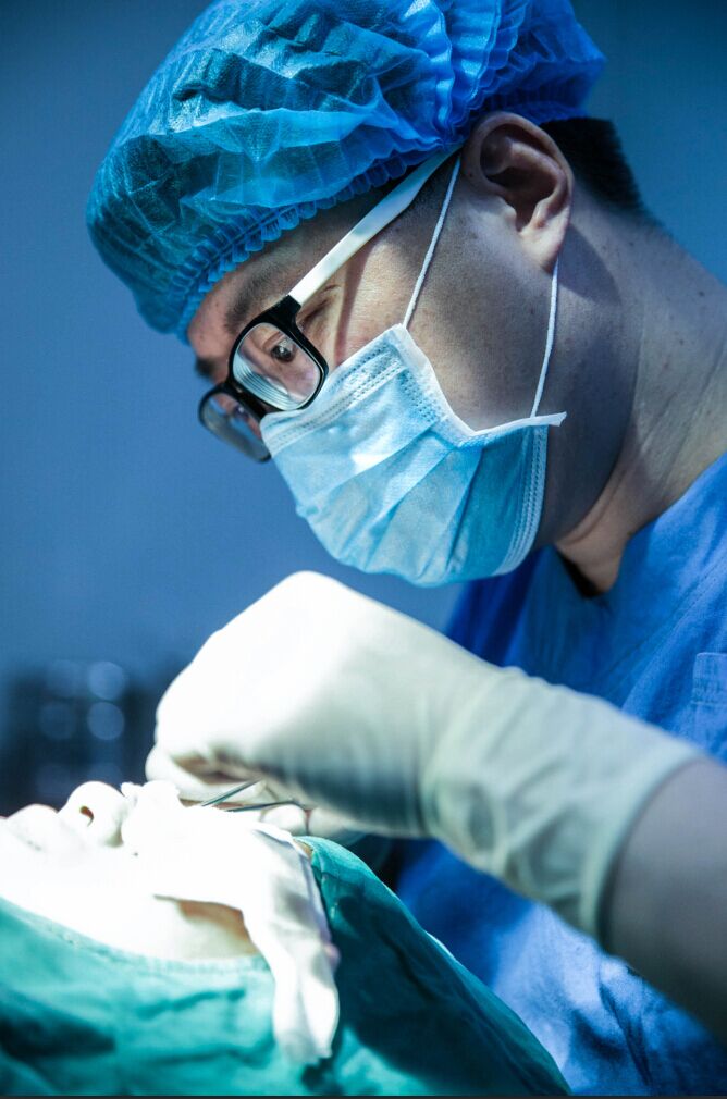 一台美容外科手术需要多少位人员