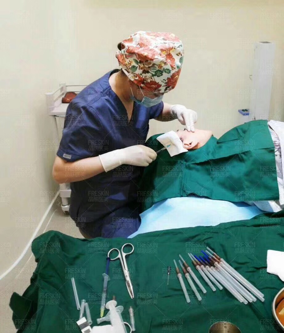 其次,做线雕前要通过表面敷麻药,再打我们的浸润麻醉,所以整个过程