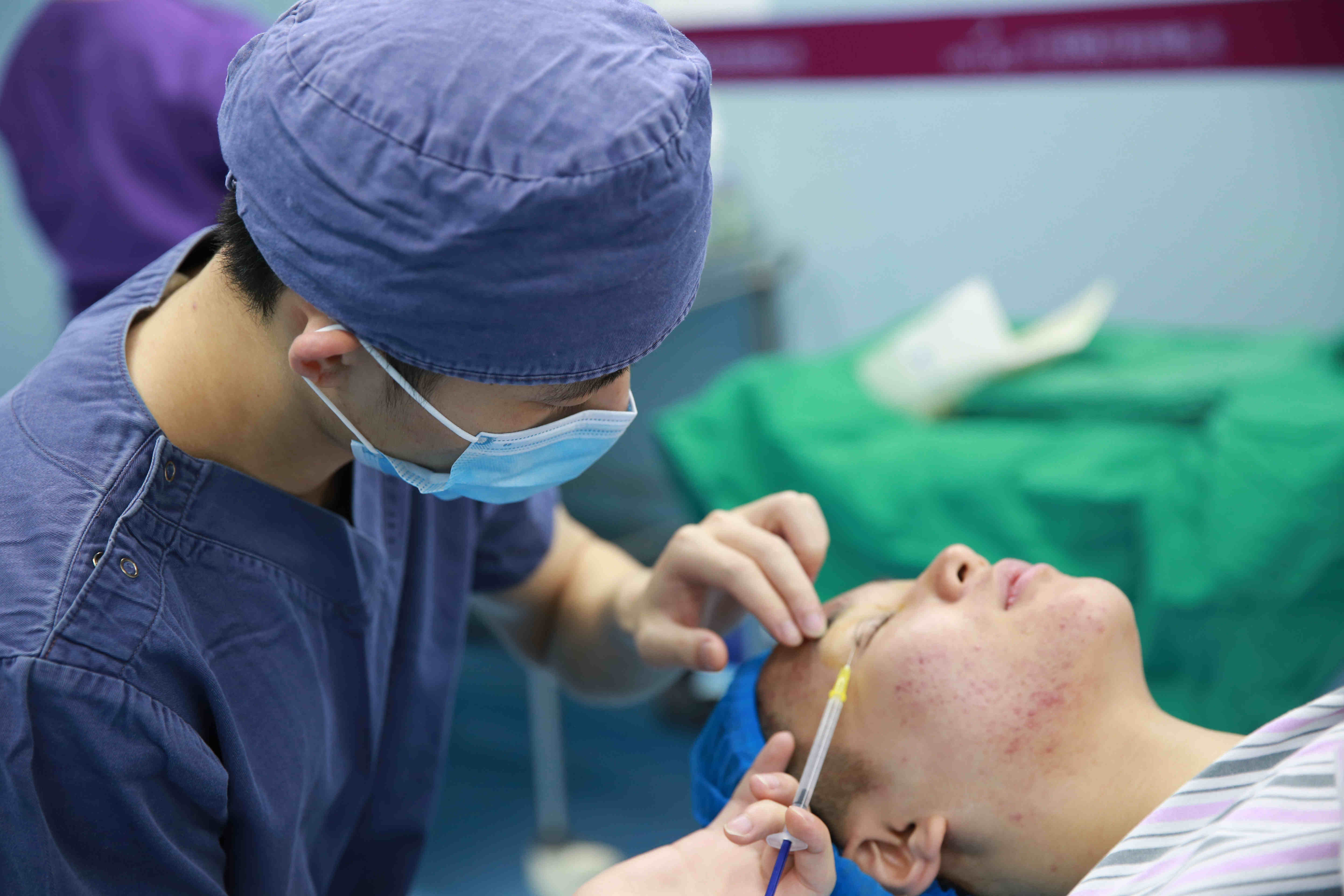 七,手术记录照片全切双眼皮属于一种永久性的重睑术,它是通过切口