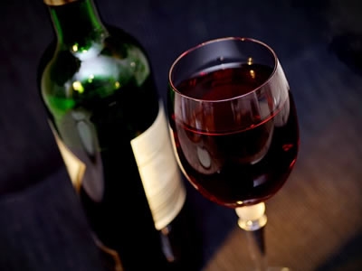 红酒好,可以软化血管,还能保护心脏,喝了不得肝癌?