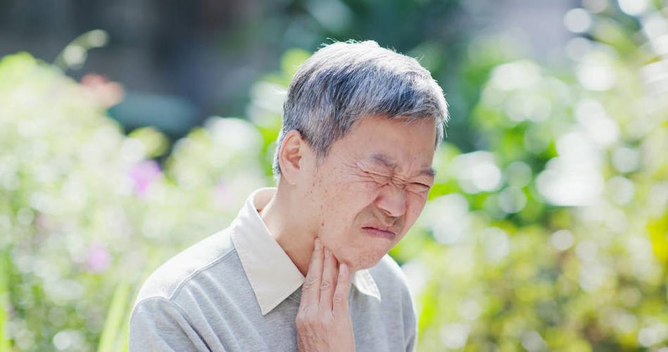 51前50岁男子咽喉发紧没引起重视结果晕倒送到医院猝