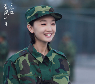 特别是周冬雨,一张稚气未脱的脸和一双干净清澈的微笑眼,一点也没有