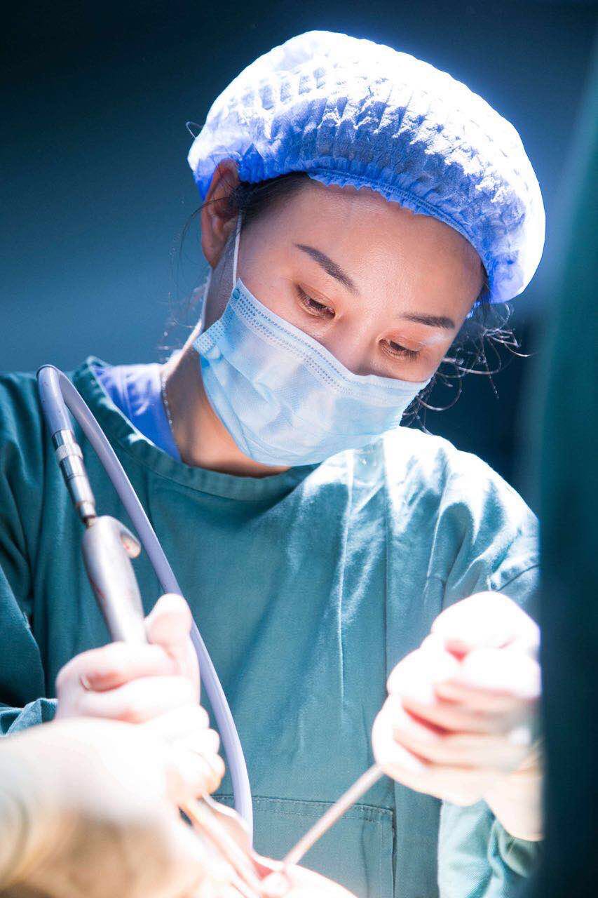 为什么隆胸手术很难做出乳沟?-张鑫萌-爱问医生