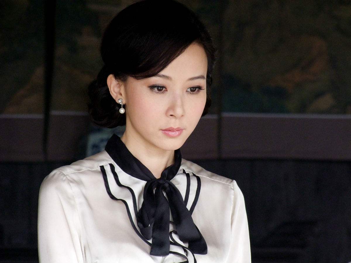 看过她不少电视剧,我爱人特别喜欢看她主演的《一帘幽梦》,《绝代双骄