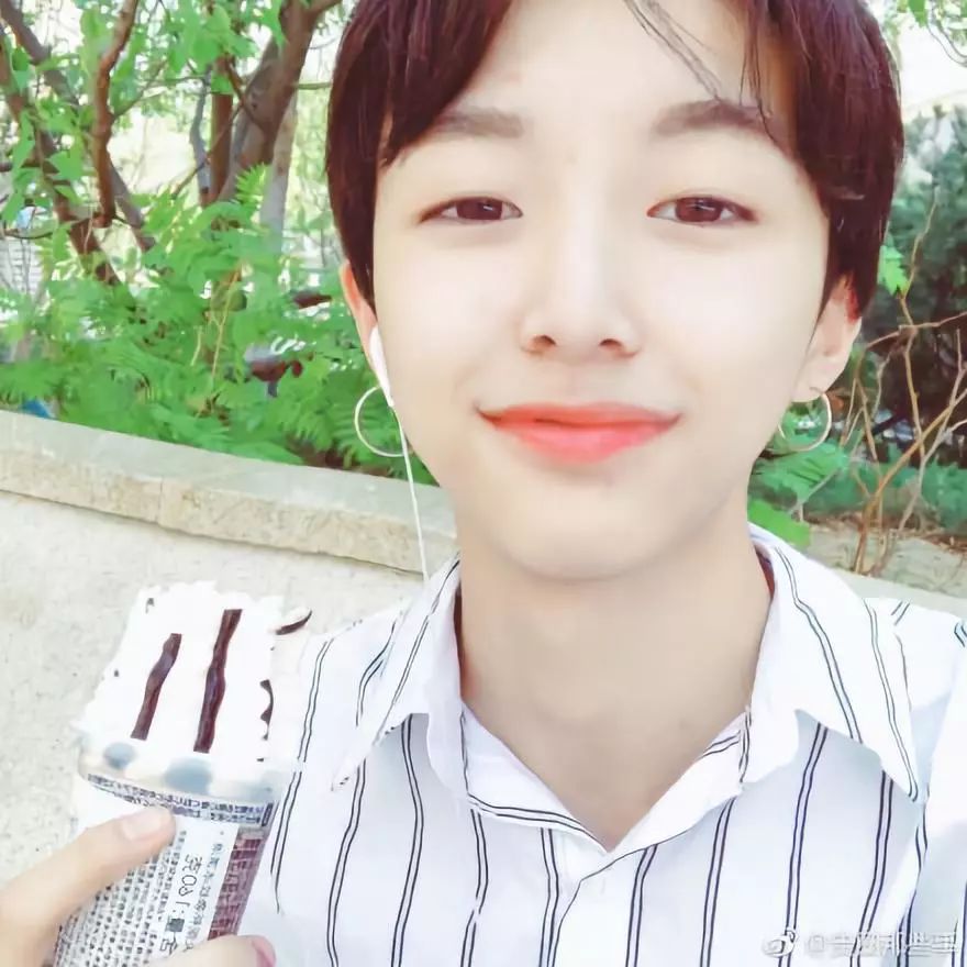 15岁爆红"女装大佬"因全脸大整形公开道歉,请关爱性别焦虑症