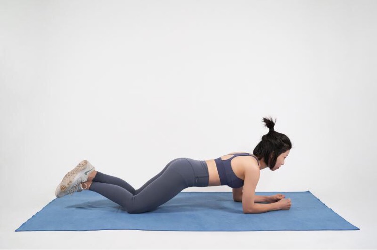 增强核心前腹的稳定3跪式平板支撑增加侧腹,侧腰的稳定性2