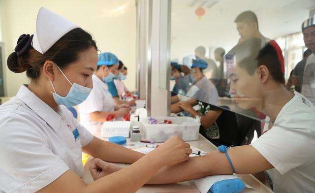 体检查出1cm肺结节一年不查长到3cm怎样做最合适