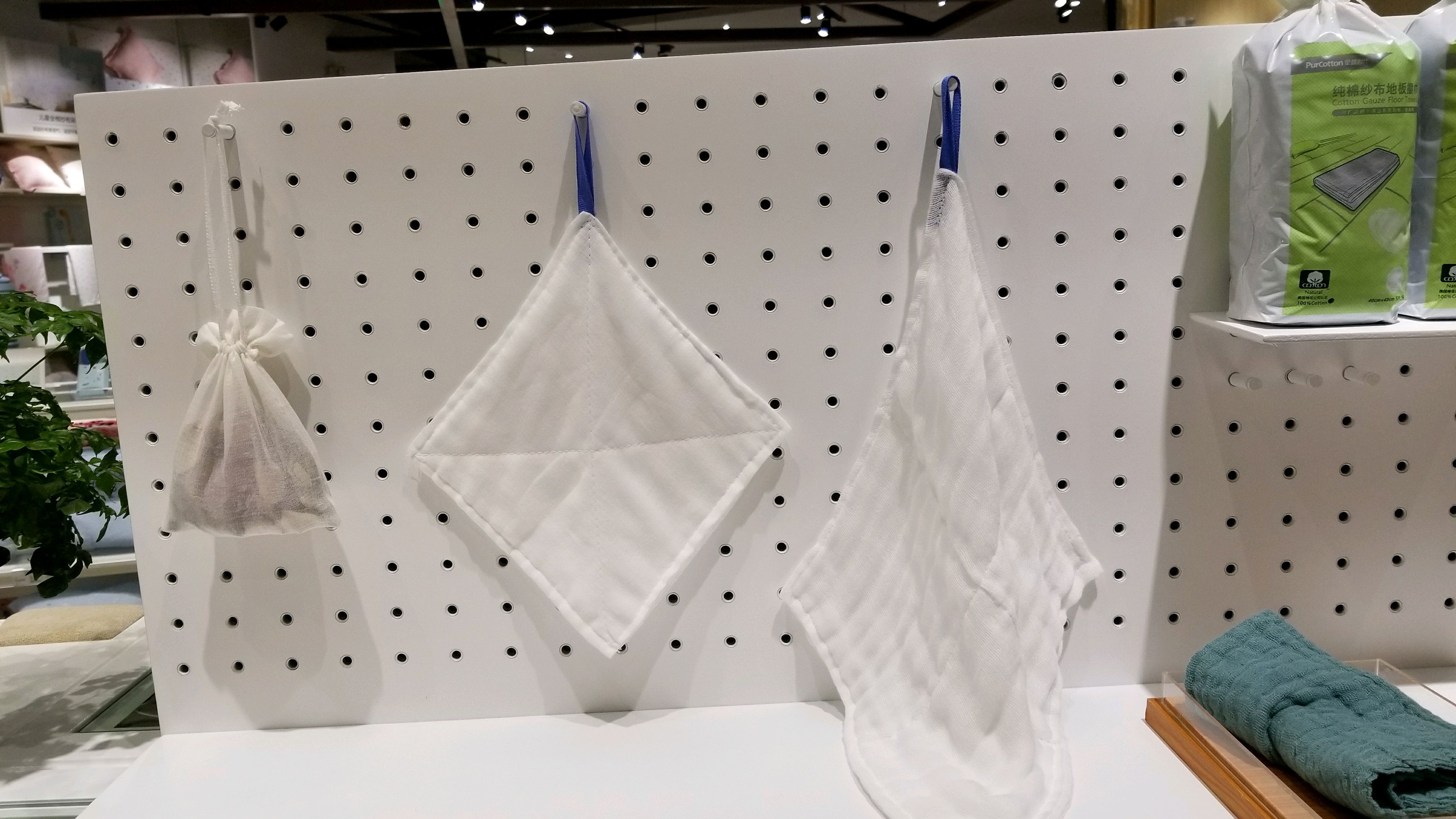 全棉时代拍的,厨房专用抹布.跟手术使用的纱布一样,只是少了显影条.