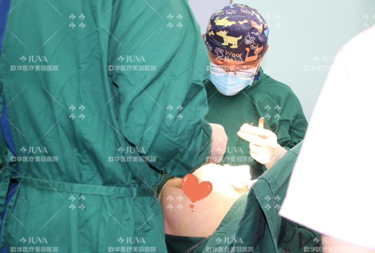 "我还以为要贴着一辈子"平胸"的标签了,现在终于能昂首挺胸的从医院