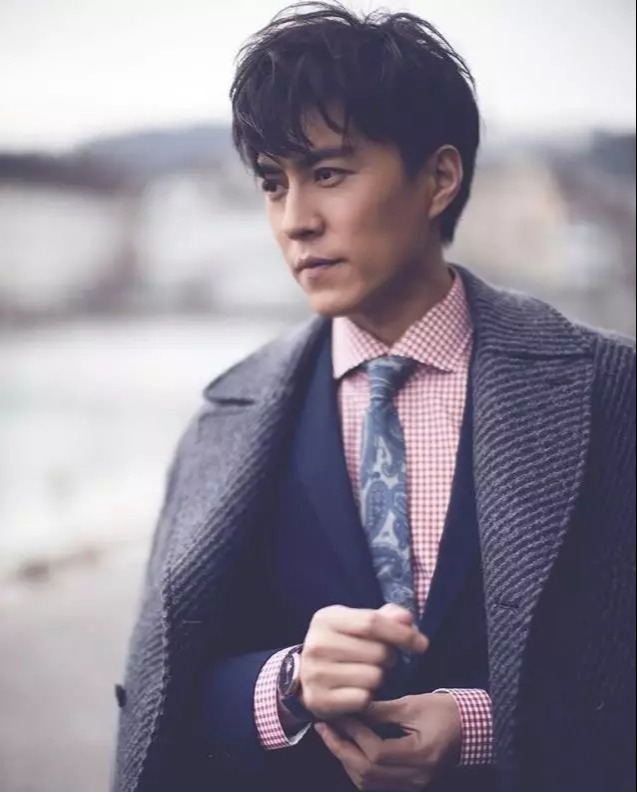 可以选择中长发,顶部头发稍微侧偏,横向拉伸视线,也可选择零碎刘海