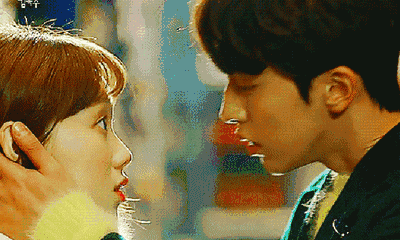 有些小伙伴就开了脑洞 ▼▼▼ 接吻,嘴对嘴,鼻碰鼻 假体隆鼻,玻尿酸