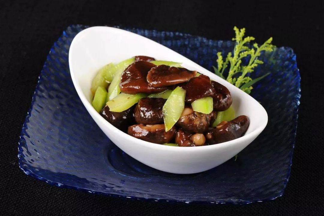 16莴笋200克,香菇100克1,莴笋200克,切薄片后加入少许精盐,腌渍20