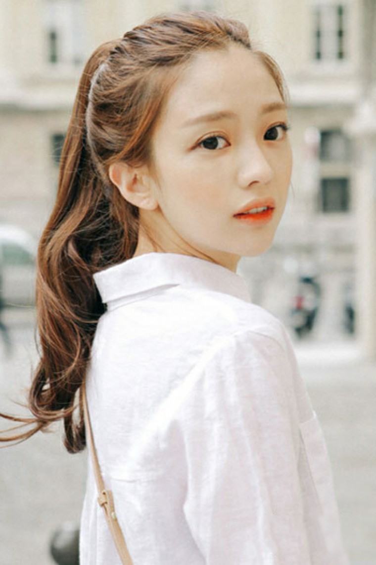 马尾辫有各种扎法,无论后面怎么变,正面部不外乎齐刘海,斜分等造型.