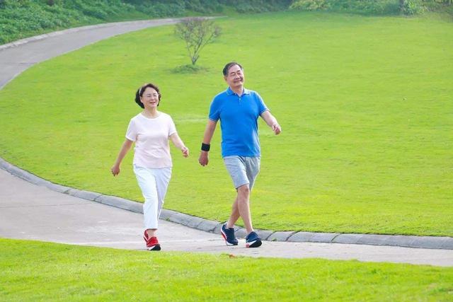 就在大马路上步行锻炼也行吗?不是所有人都适合走水泥地