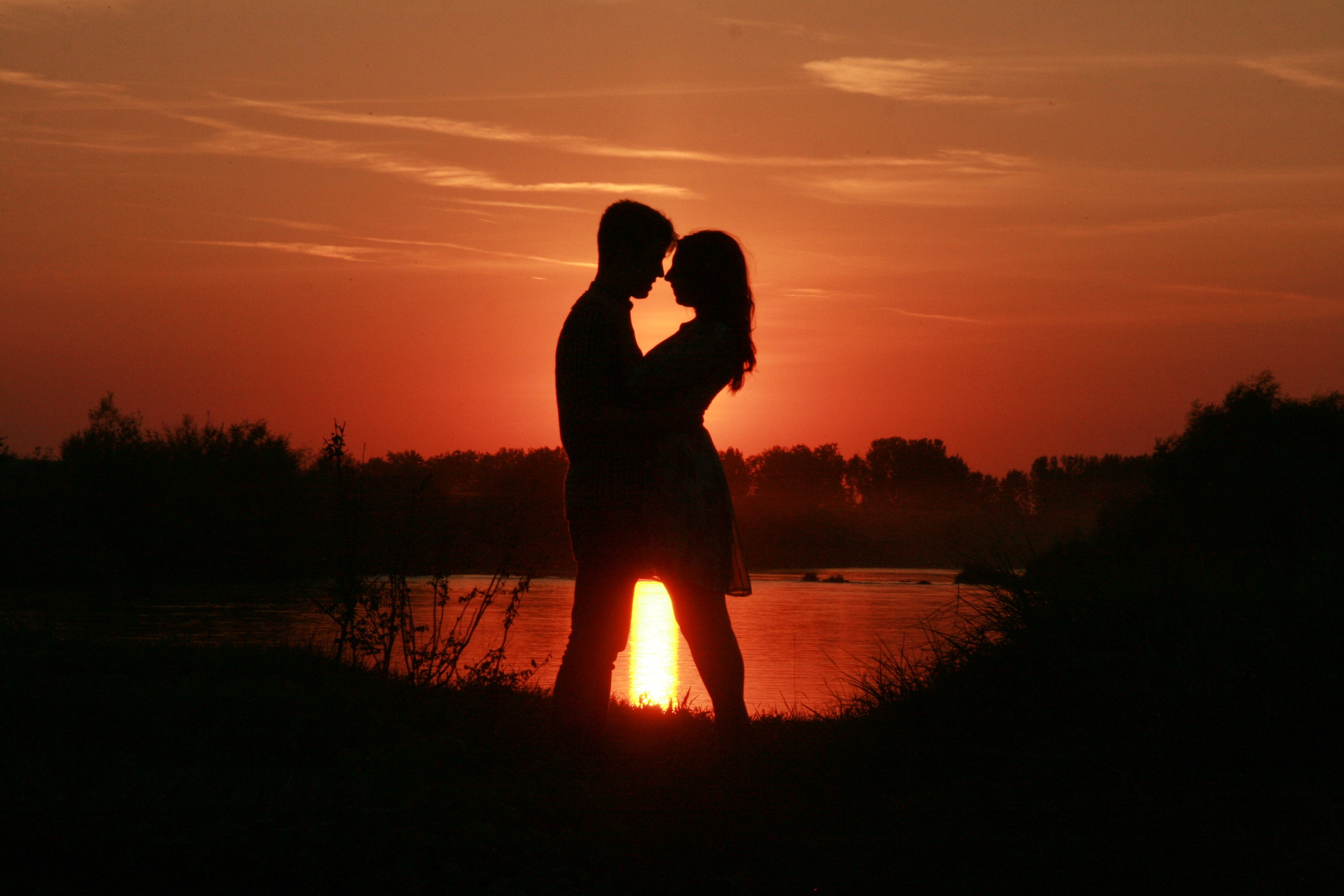 夫妻相拥夕阳下的图片图片