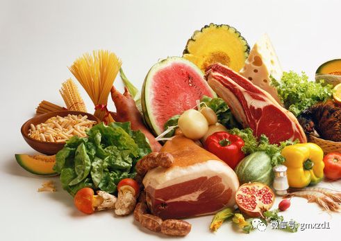 饮食方面给予无动物蛋白,无渣的流质饮食,严重者应予以禁食.