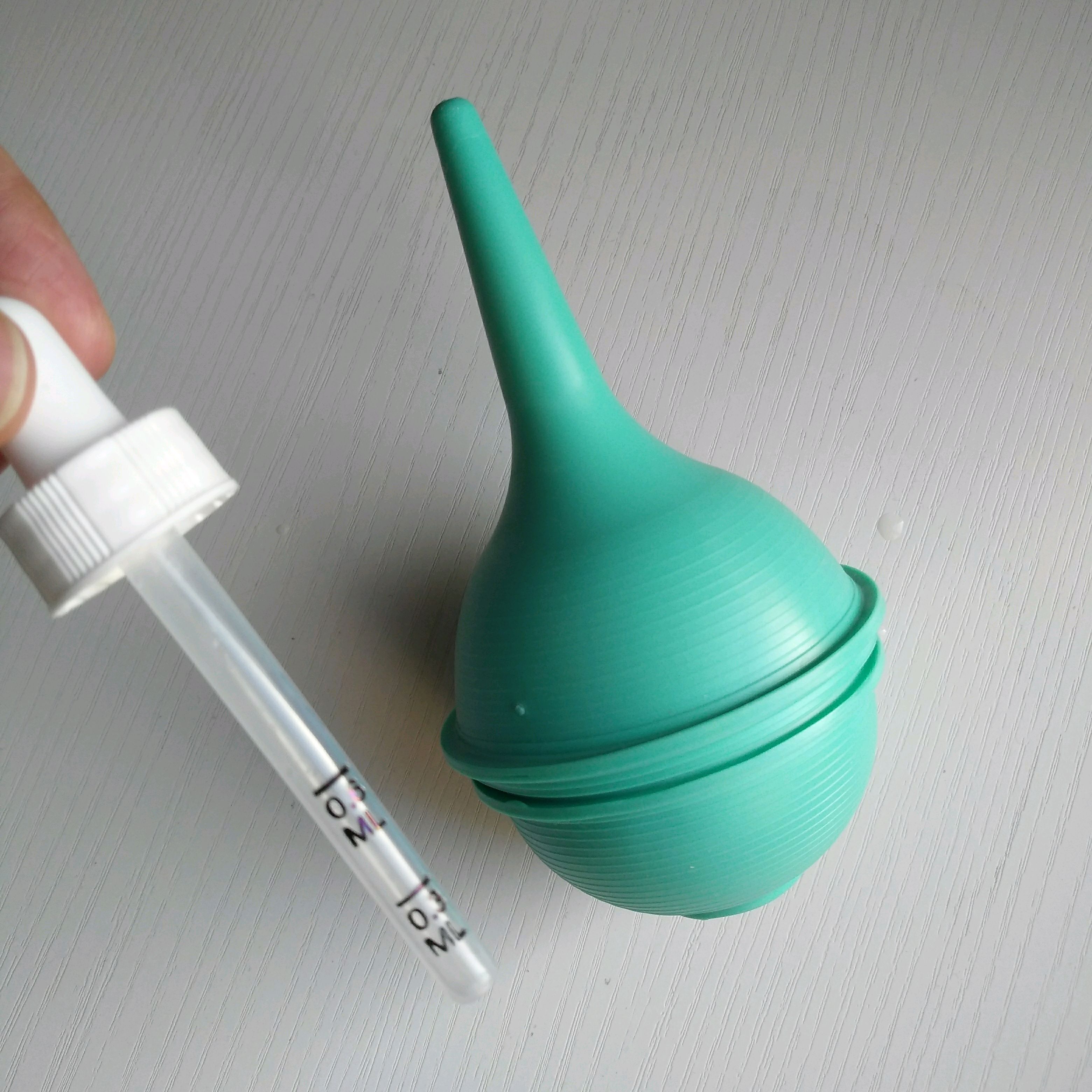 一个洗鼻球(开口和宝宝鼻孔的大小相近),一个滴药管(一侧鼻孔滴0.