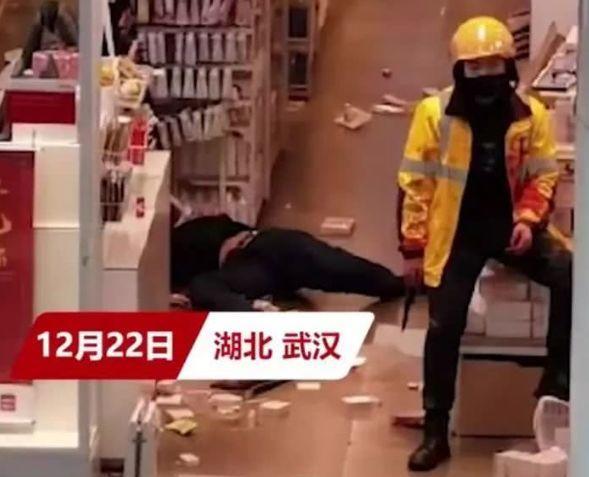 武汉外卖小哥杀人后淡定抽烟，背后是叠加性心理创伤被激活