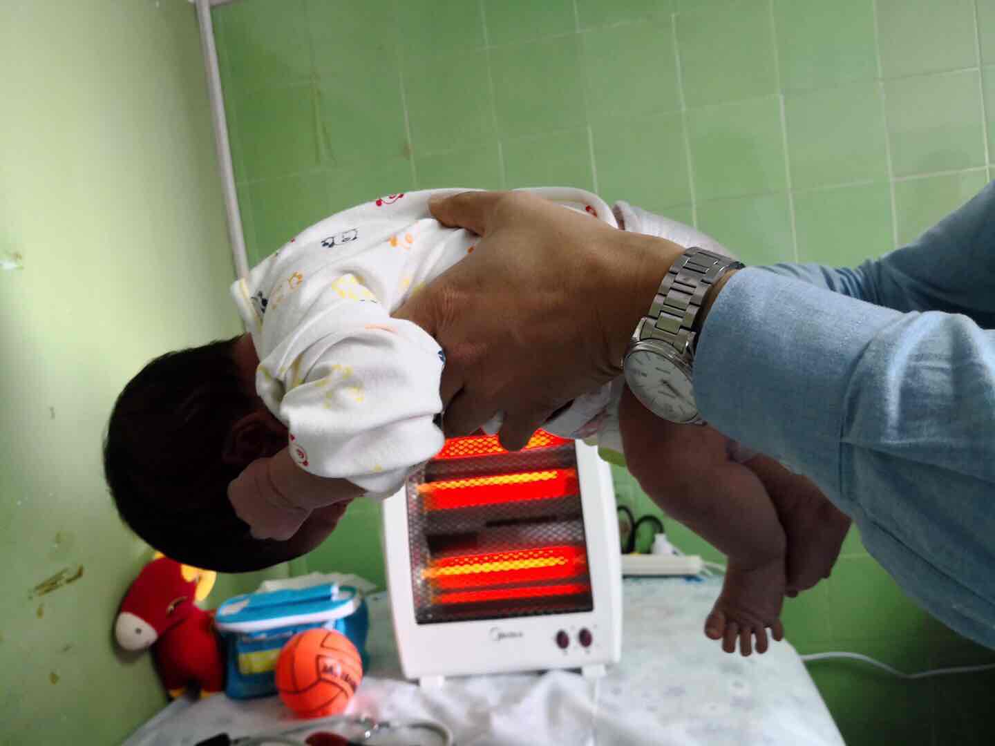 脐带扭成“麻花”、体重不足3斤，华西龙泉医院成功救治一早产儿_胎儿
