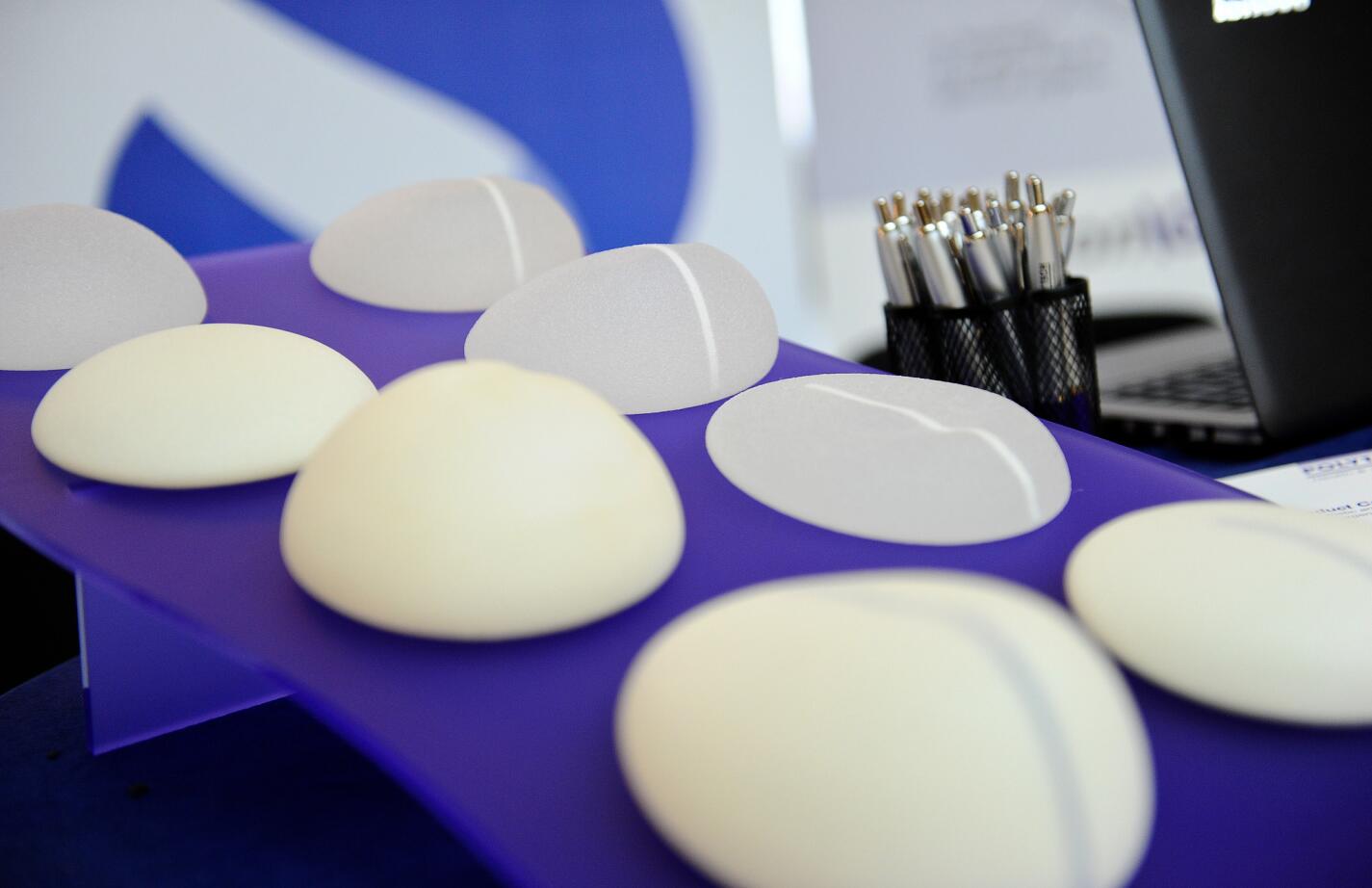 隆胸假体越贵越好上海隆胸医生潘伟推荐适合的才是最好的