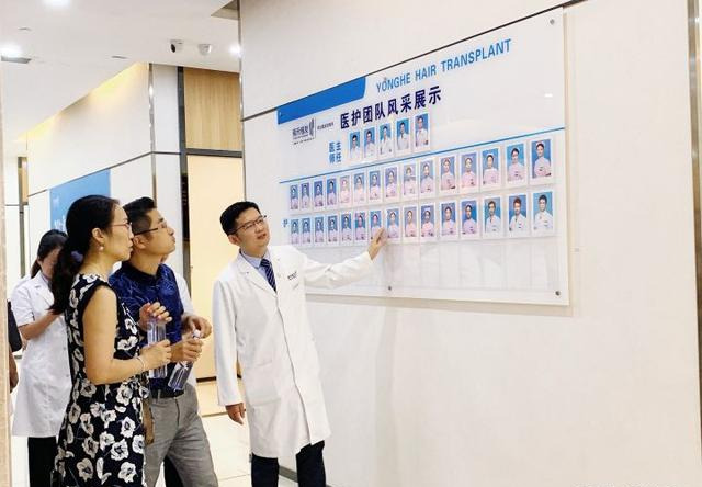 华中医科大学皮肤科教授杨井,和皮肤科主任朱里(如下图)曾经来过我们